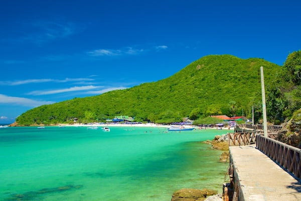 Ko Lan mit einem allgemeine Küstenansicht und Berge