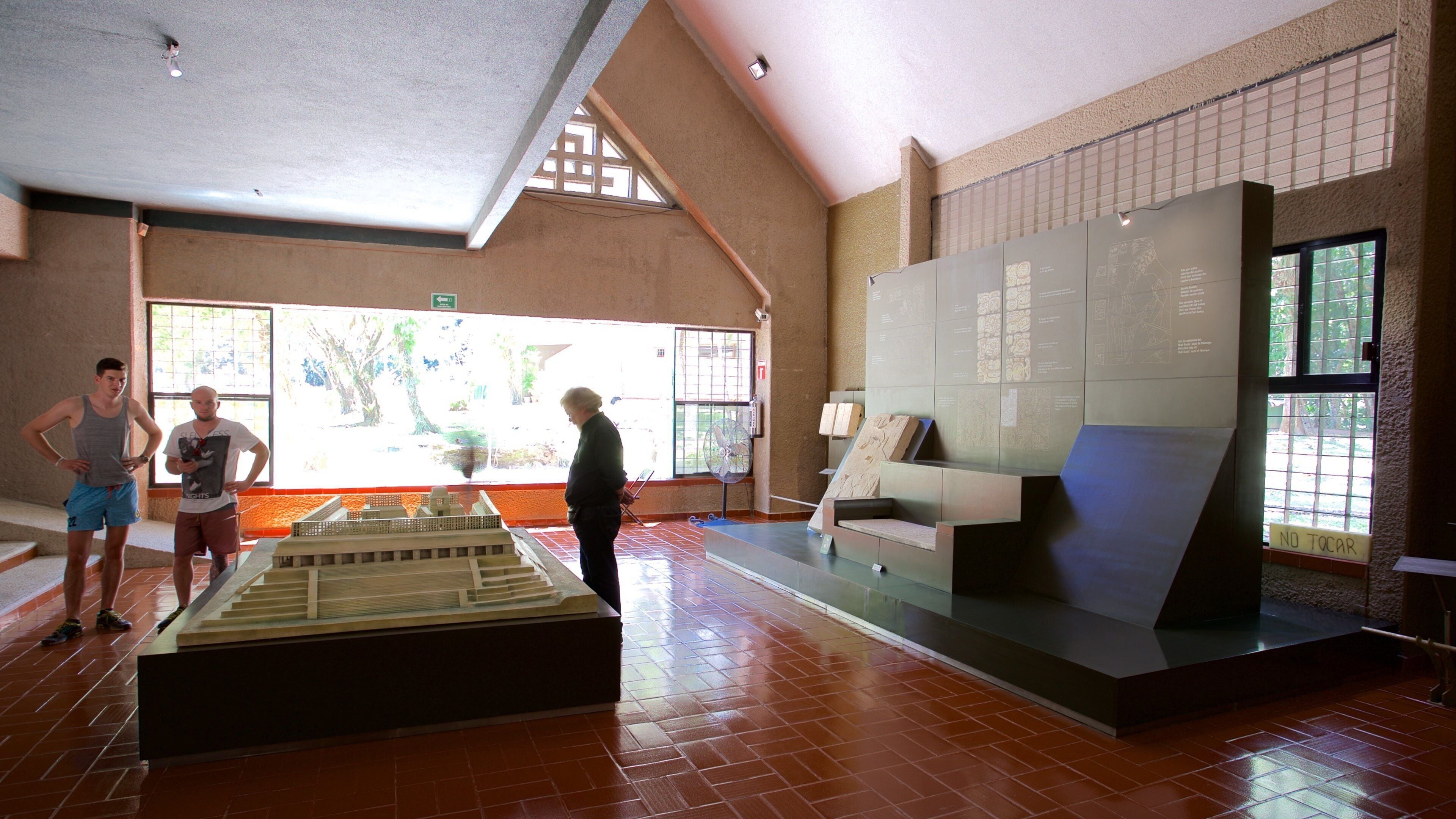 팔렝케 을 특징 실내 전경 뿐만 아니라 소규모 사람들