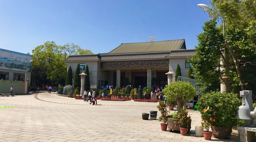 銅鑼九華山大興善寺正殿斜照