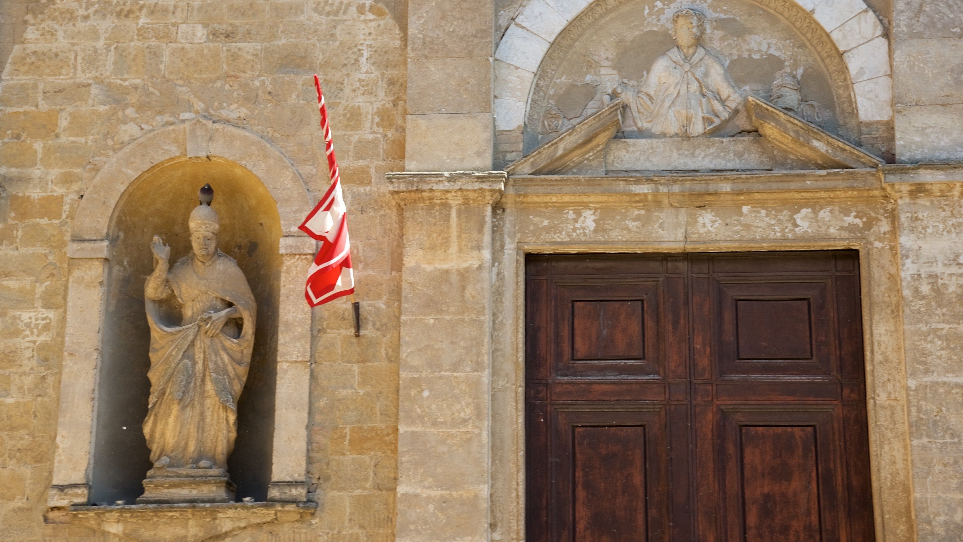 Volterra showing heritage architecture, a statue or sculpture and a church or cathedral