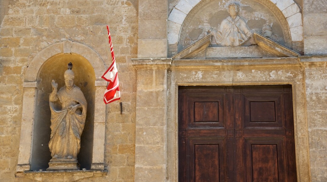 Volterra showing heritage architecture, a statue or sculpture and a church or cathedral