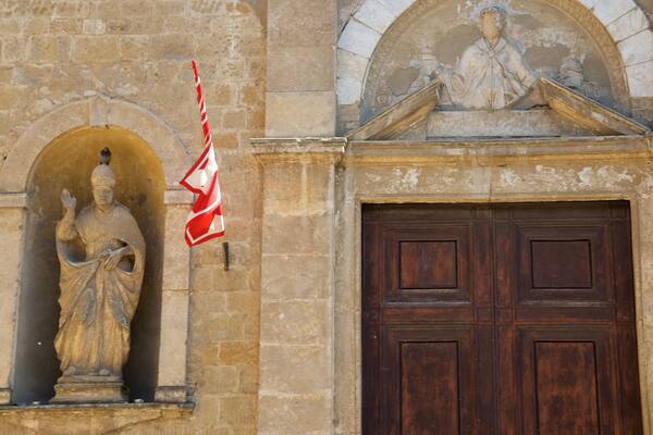 Volterra das einen Kirche oder Kathedrale, historische Architektur und Statue oder Skulptur
