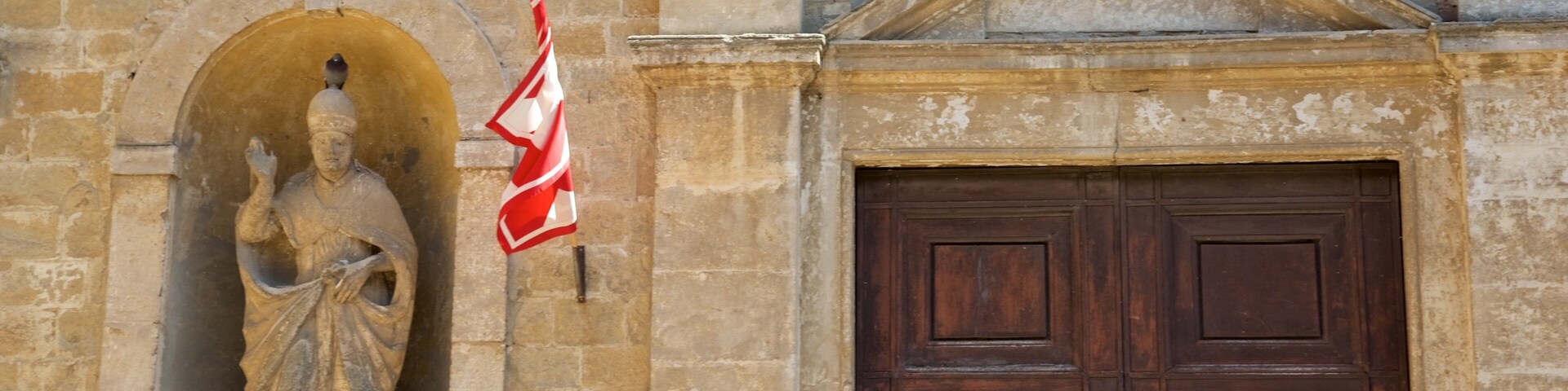 Volterra which includes a statue or sculpture, a church or cathedral and heritage architecture