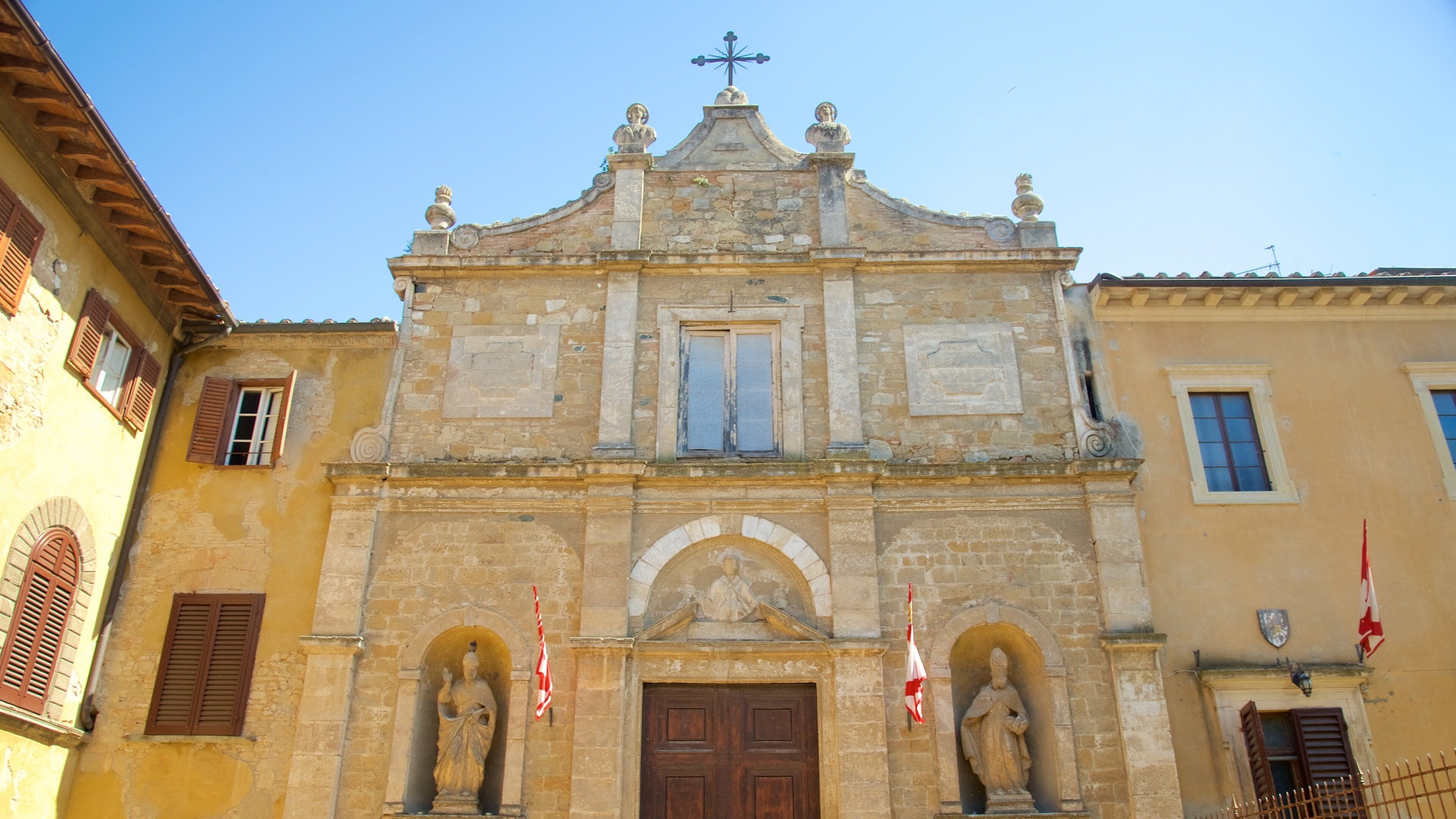 Volterra som viser historiske bygningsværker, en statue eller en skulptur og en kirke eller en katedral