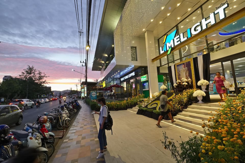 A shopping mall with a coffee shop named 'Tom Toms Coffee' and a store called 'MELIGHT'.