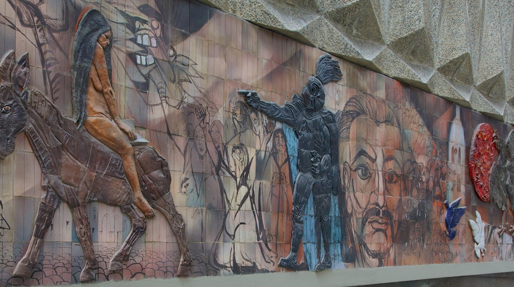 La Paz which includes outdoor art