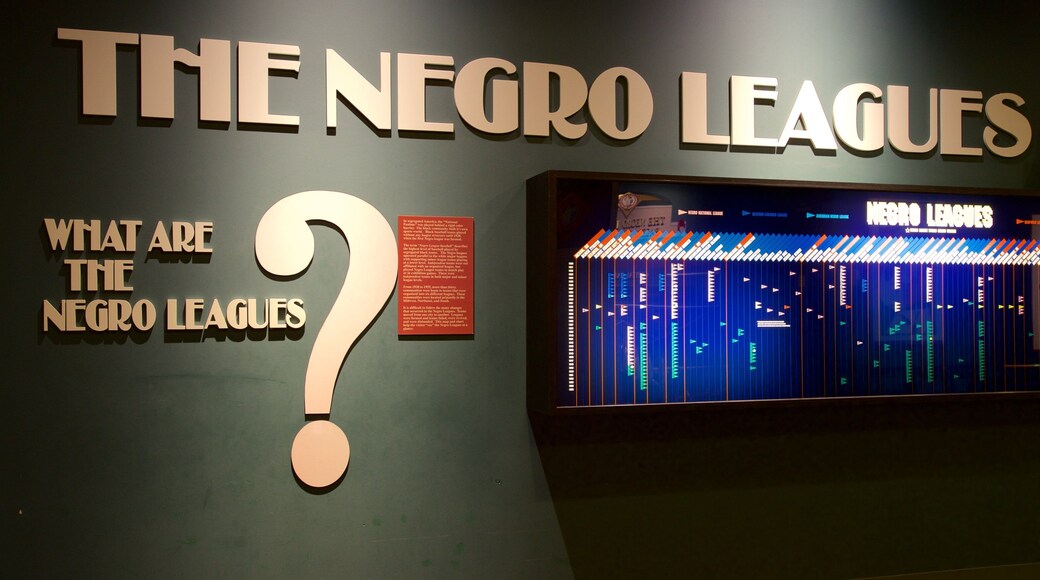 Centro de Kansas City mostrando vistas de interior y señalización