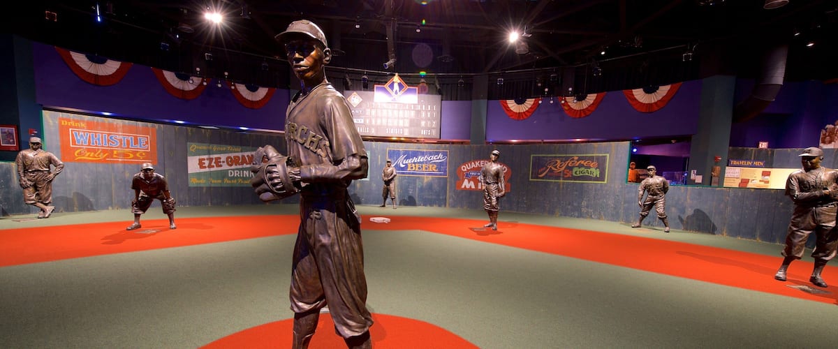 Centre-ville de Kansas City montrant vues intérieures et statue ou sculpture