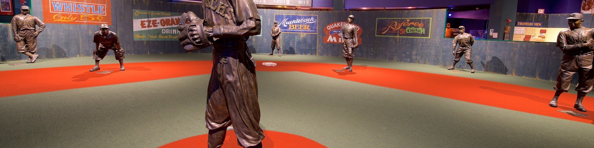 Kansas City caracterizando vistas internas e uma estátua ou escultura