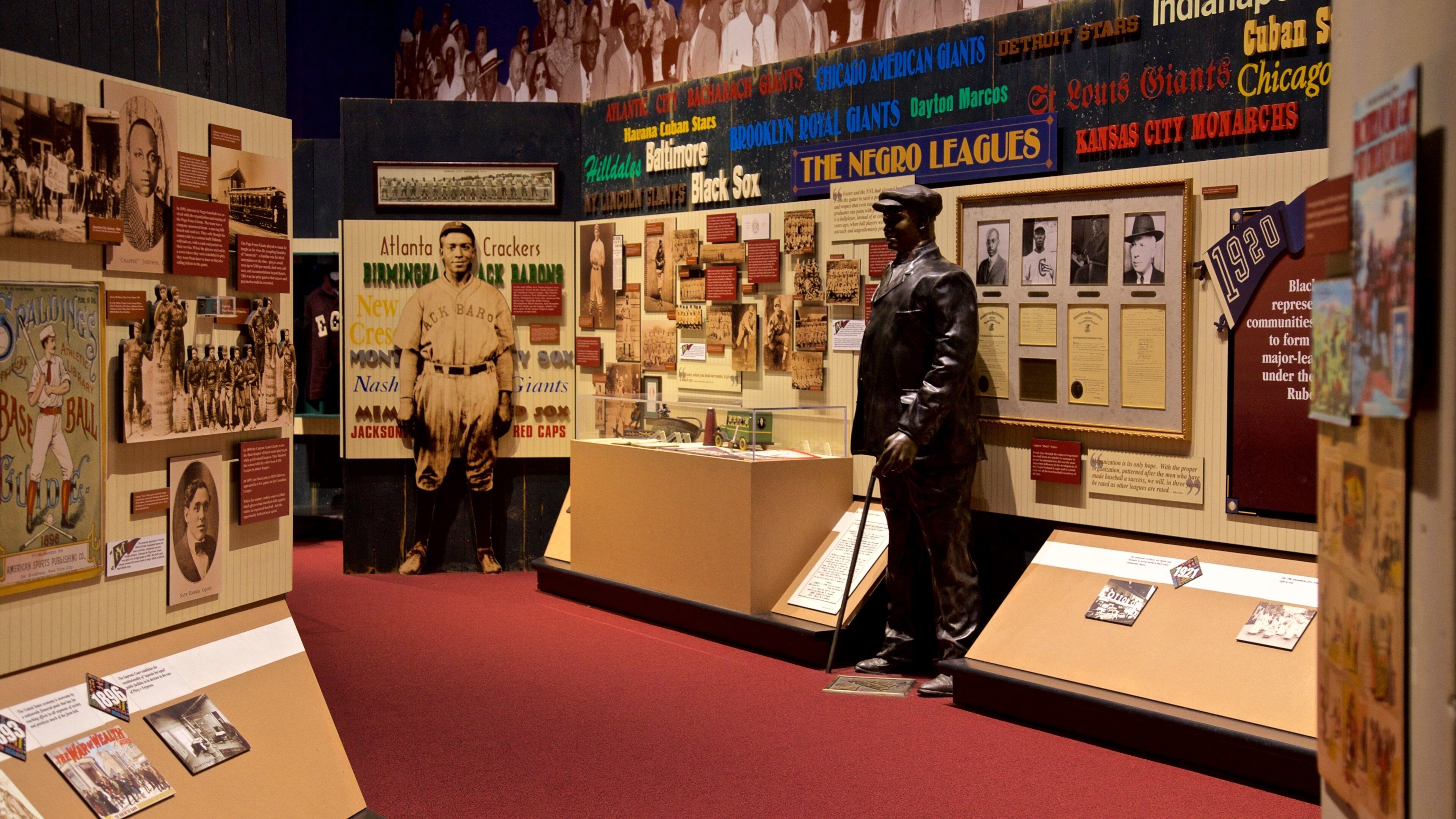 Centro de Kansas City que incluye una estatua o escultura, elementos patrimoniales y vistas de interior