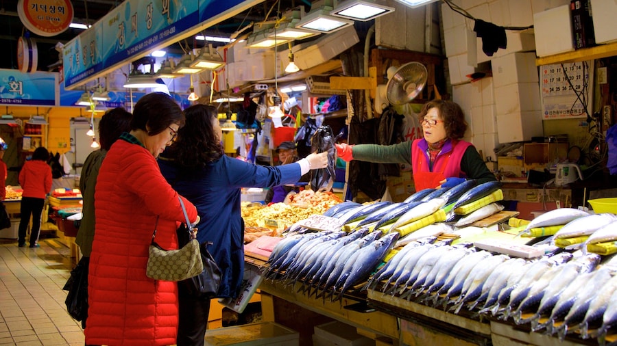 Incheon toont markten en eten en ook een klein groepje mensen