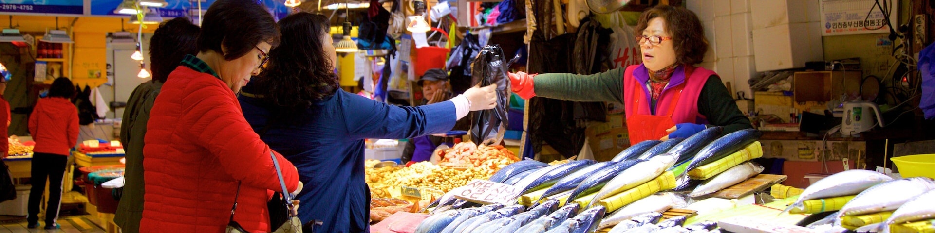 Incheon ofreciendo mercados y comida y también un pequeño grupo de personas