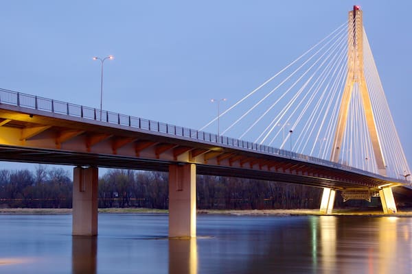 Warschau das einen Fluss oder Bach und Brücke