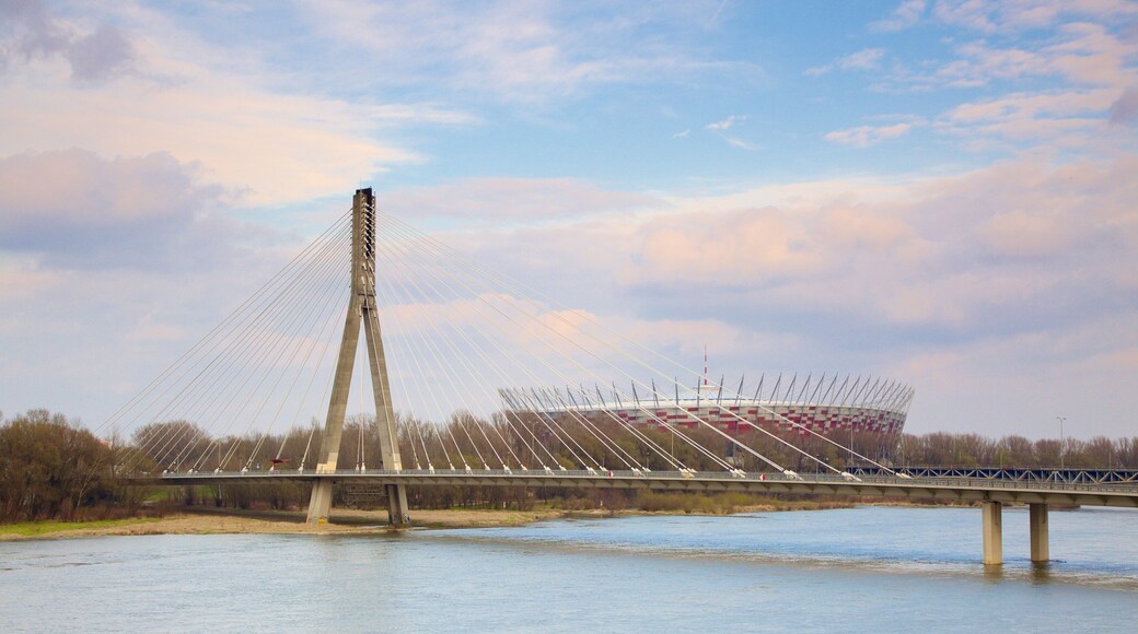 Polen bevat een brug en een rivier of beek