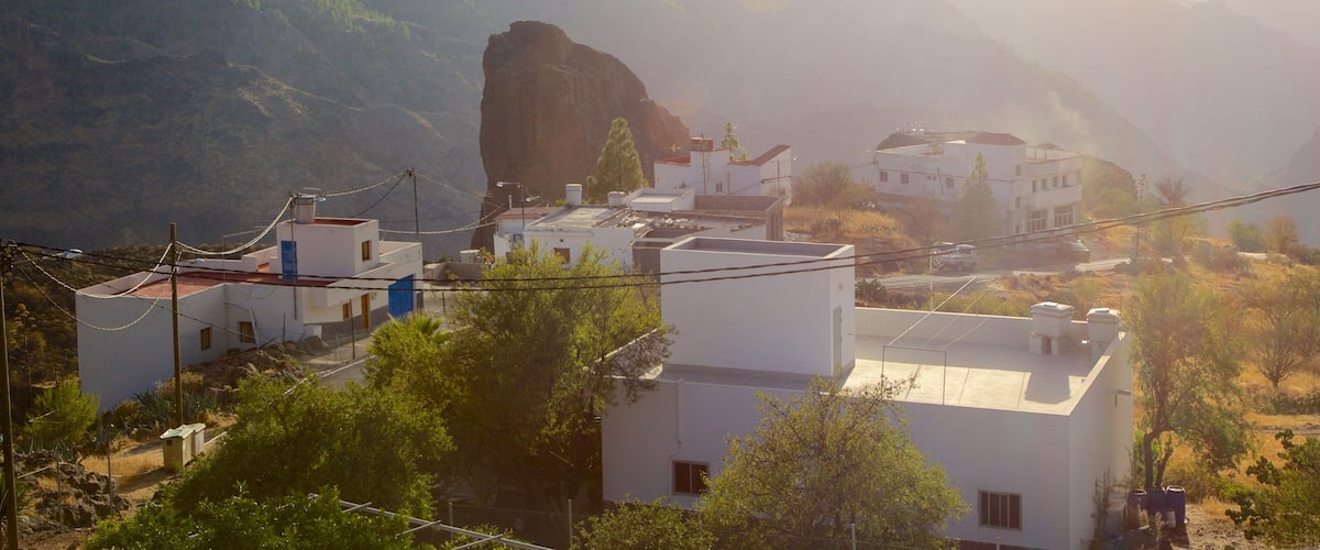 Gran Canaria que incluye una pequeña ciudad o pueblo