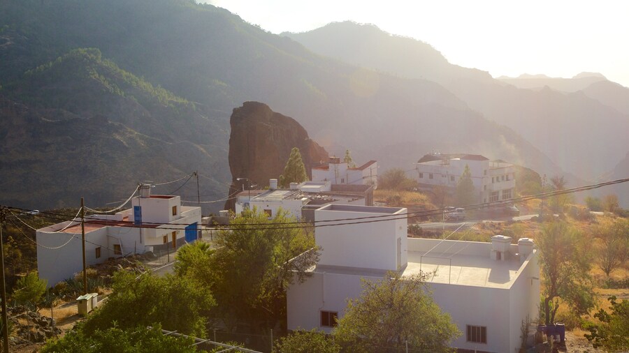 Gran Canaria which includes a small town or village