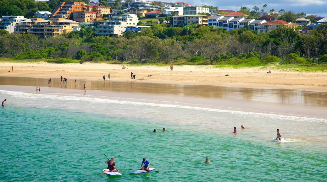 Coffs Harbour ofreciendo vistas de una costa, una playa de arena y natación