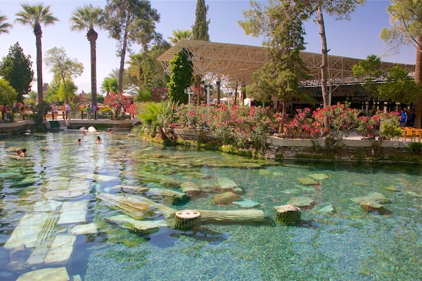 Hierapolis mit einem Pool und heiße Quelle sowie kleine Menschengruppe