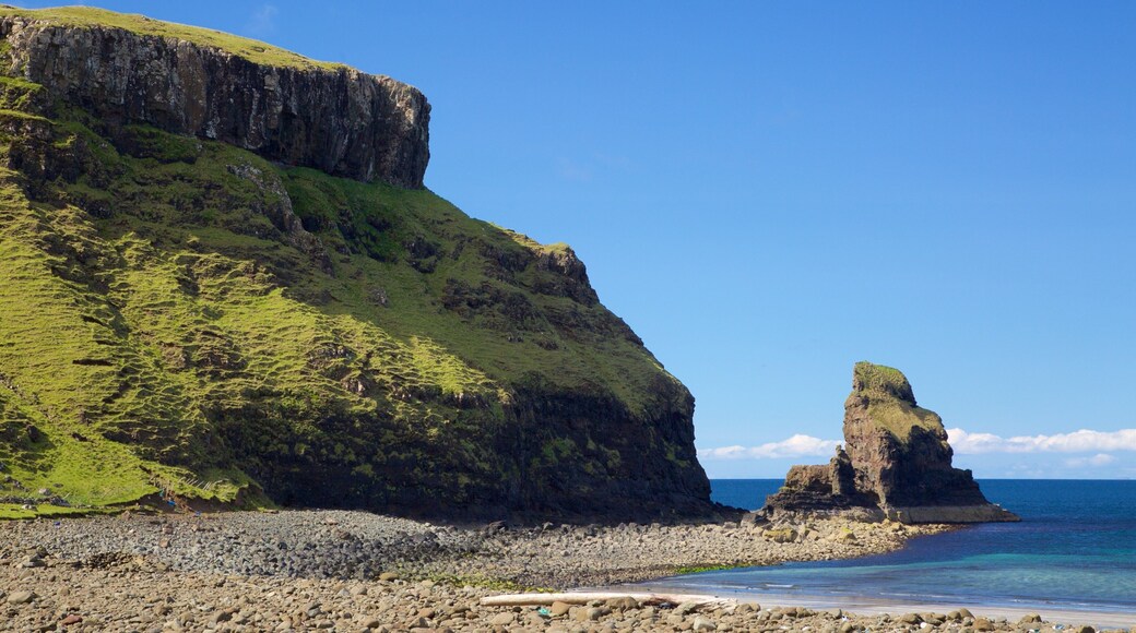 Isle of Skye som inkluderer rolig landskap, kyst og klippelandskap
