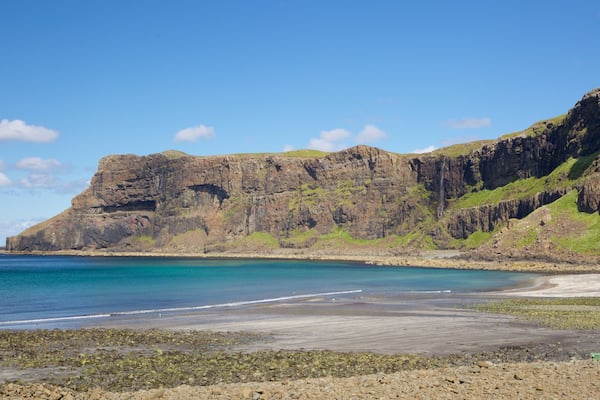 Isle of Skye showing tranquil scenes, rocky coastline and mountains