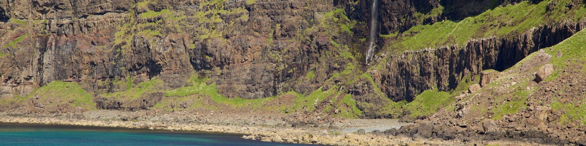 Ilha de Skye caracterizando uma praia de areia e litoral acidentado