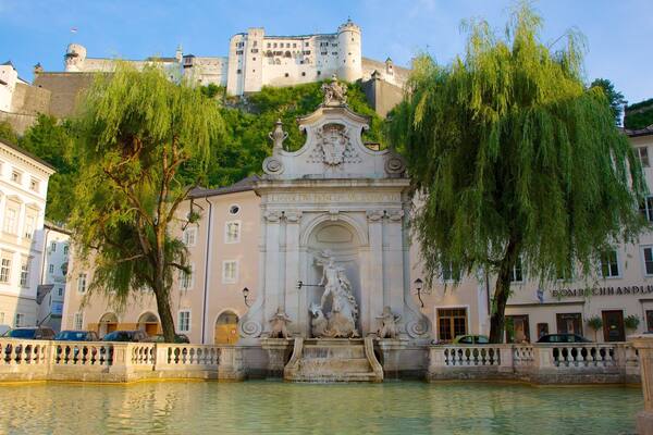 Salzbourg qui includes mare, fontaine et patrimoine architectural