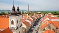 Trnava som inkluderar en stad och en kyrka eller katedral