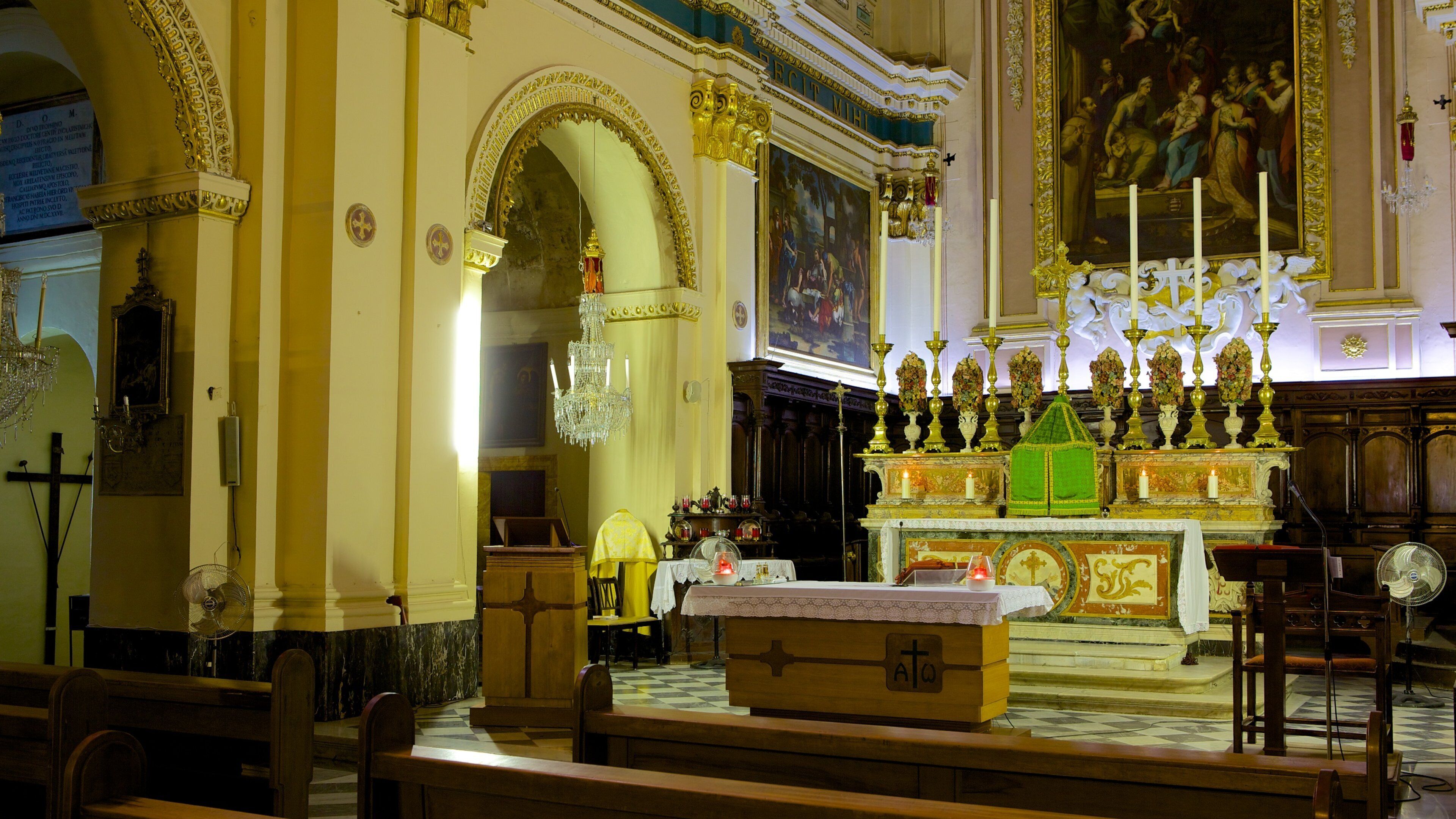 Malta mostrando una iglesia o catedral, arquitectura patrimonial y elementos religiosos