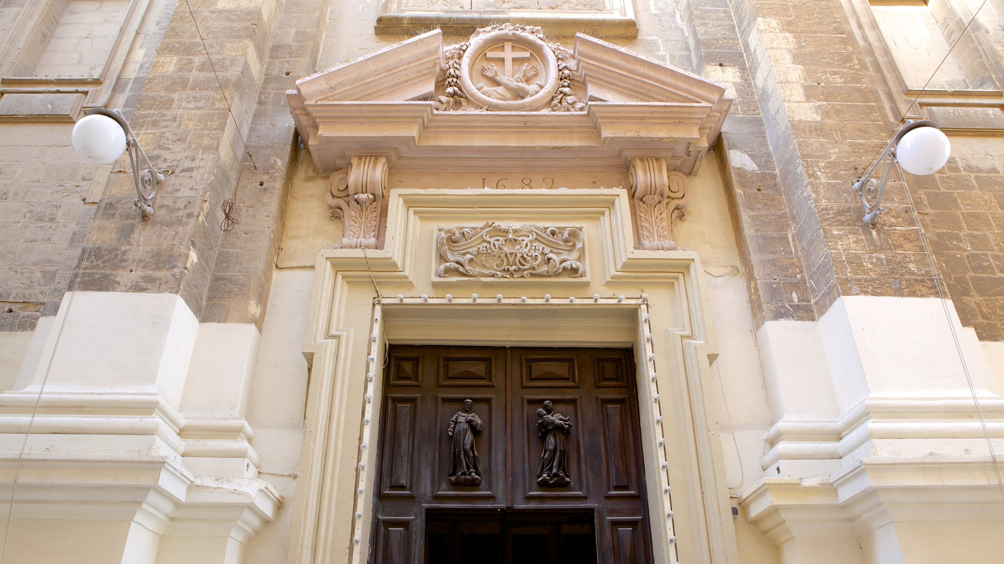 Malta que incluye una iglesia o catedral, elementos religiosos y arquitectura patrimonial