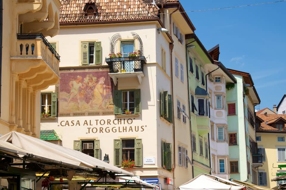 A building with a sign reading "Casa Altorchio Torgghhaus".
