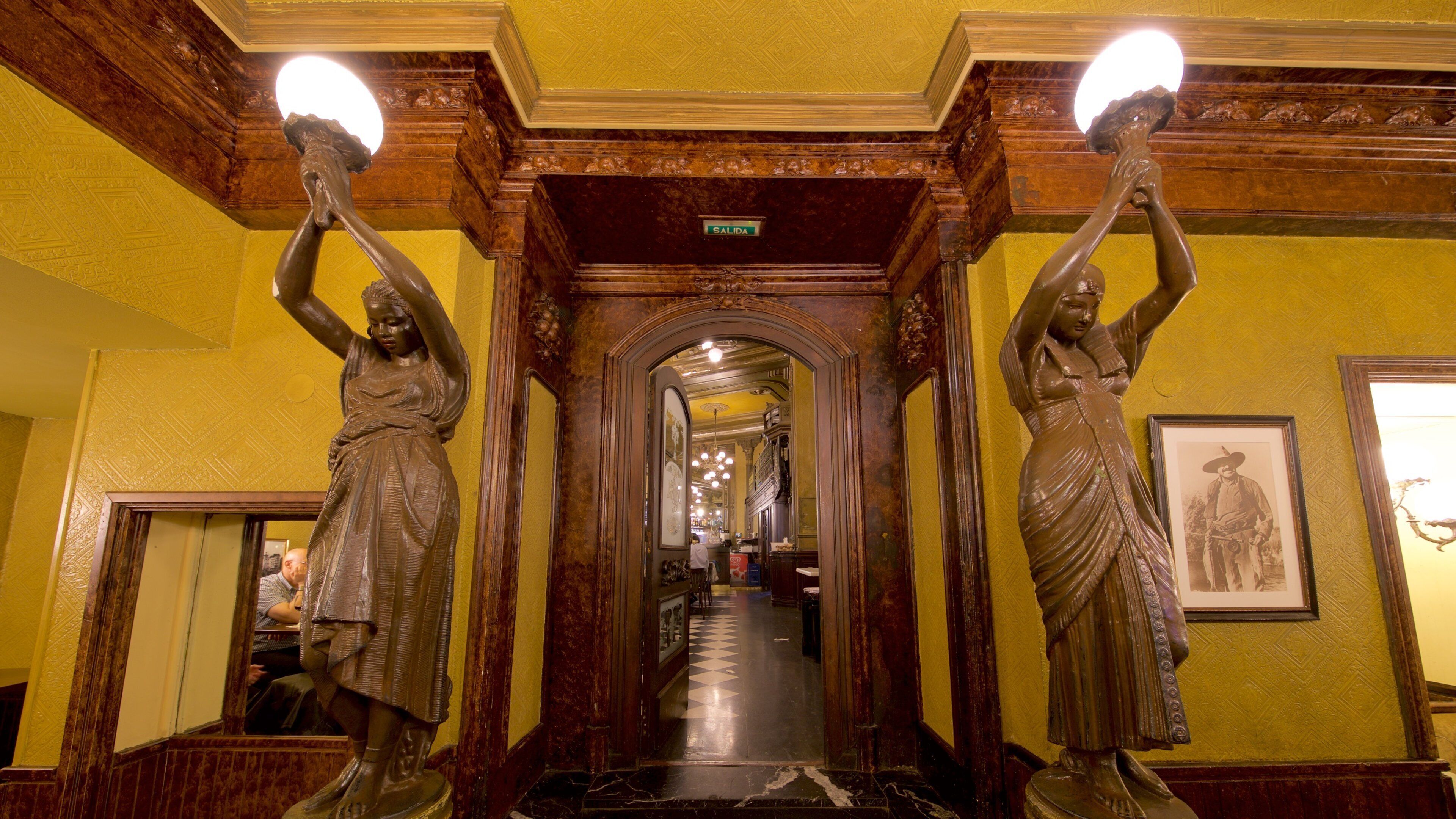 Pamplona แสดง อนุสาวรีย์หรือรูปปั้น, มรดกวัฒนธรรม และ การตกแต่งภายใน