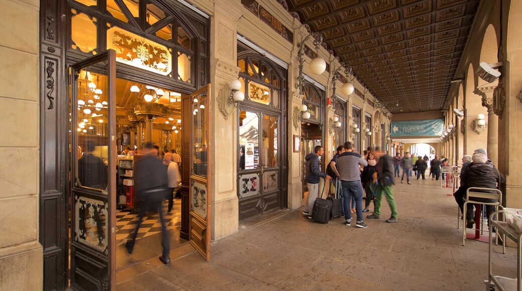 Pamplona que incluye elementos patrimoniales y vista interna y también un pequeño grupo de personas