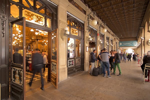 Pampelune mettant en vedette patrimoine historique et vues intérieures aussi bien que petit groupe de personnes