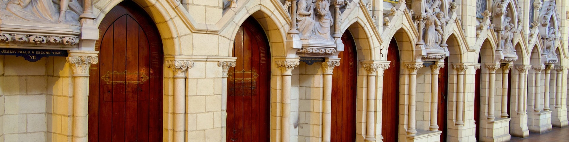Inglaterra caracterizando vistas internas, elementos religiosos e uma igreja ou catedral