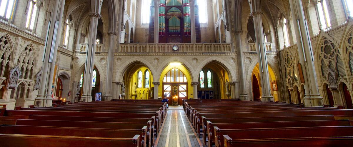 Inglaterra ofreciendo vistas interiores, elementos religiosos y una iglesia o catedral