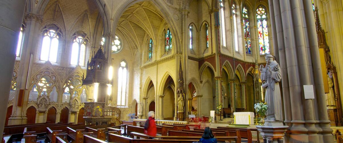 England og byder på interiør, religiøse aspekter og en kirke eller en katedral