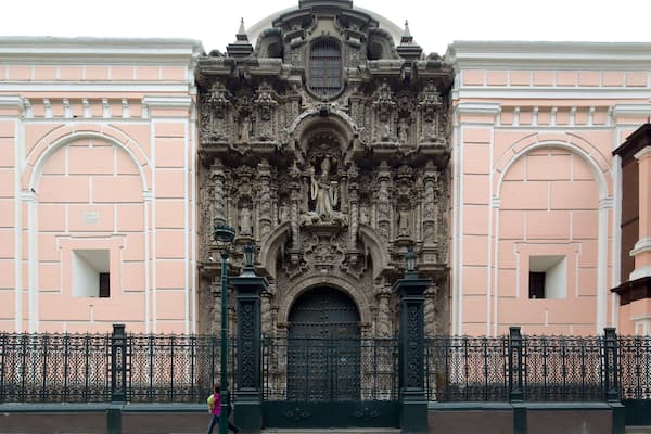 Lima mettant en vedette patrimoine architectural et scĂšnes de rue