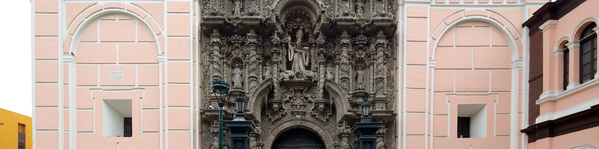 Lima que incluye escenas cotidianas y arquitectura patrimonial