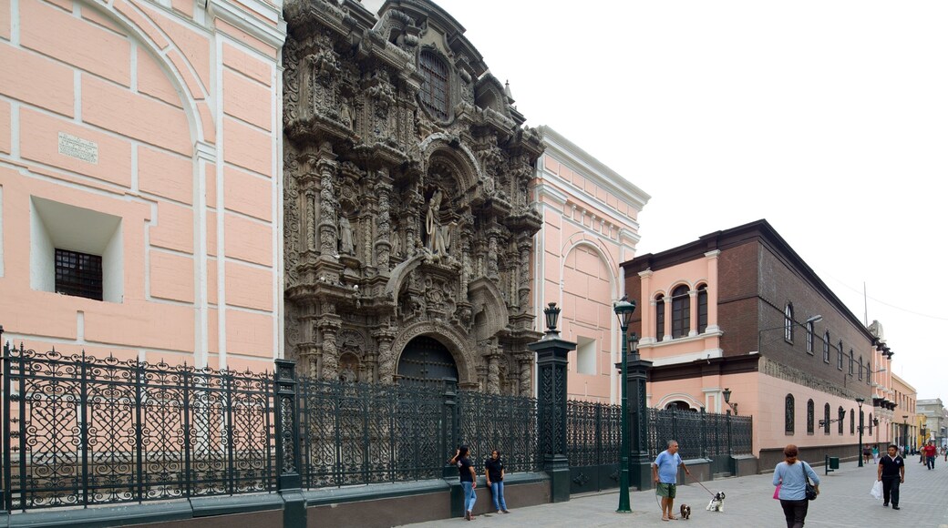 Lima mostrando uma igreja ou catedral, arquitetura de patrimônio e cenas de rua