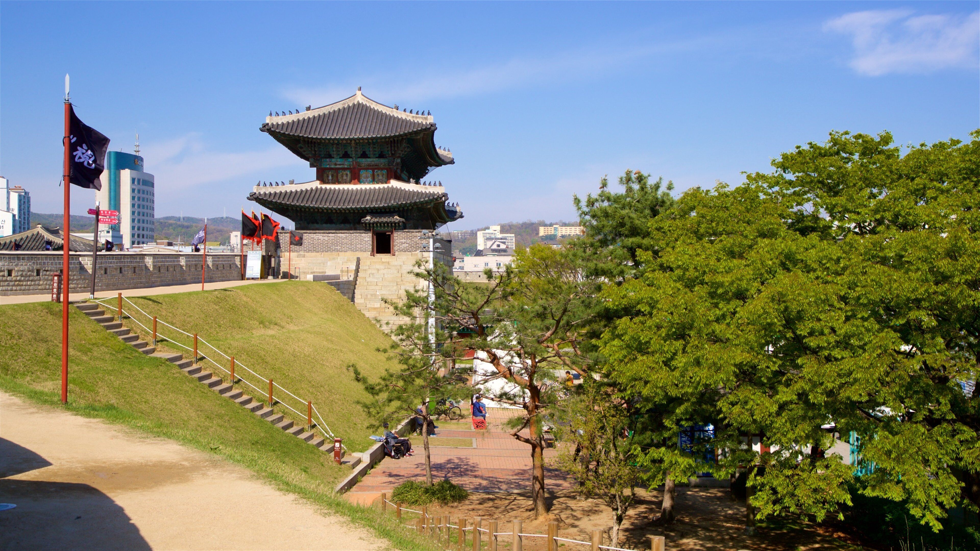 Suwon presenterar historisk arkitektur och en park
