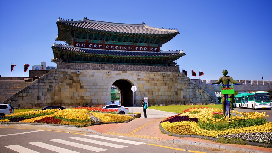 Suwon mostrando arquitetura de patrimĂŽnio, arte ao ar livre e flores