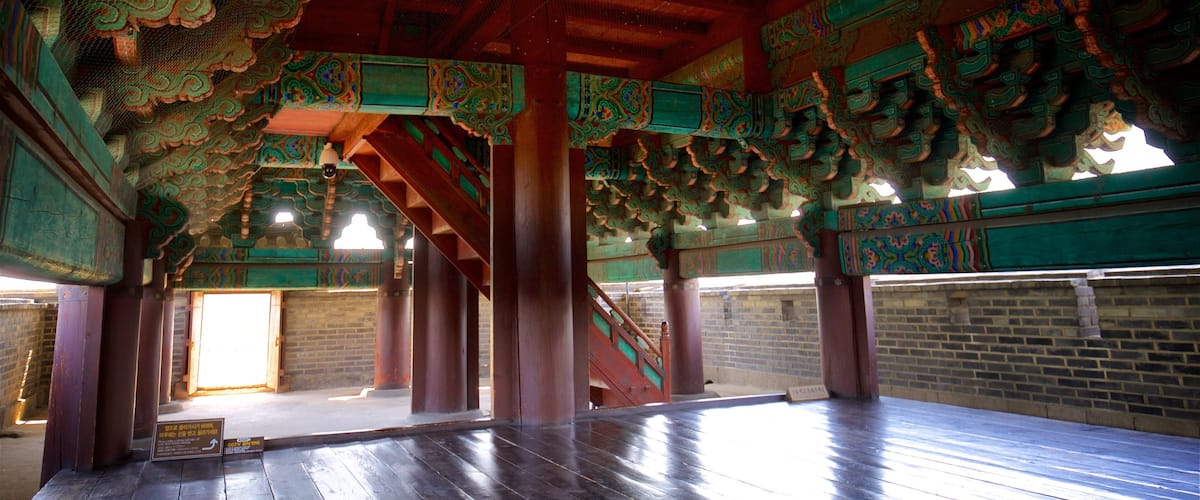 Suwon bevat interieur en historisch erfgoed