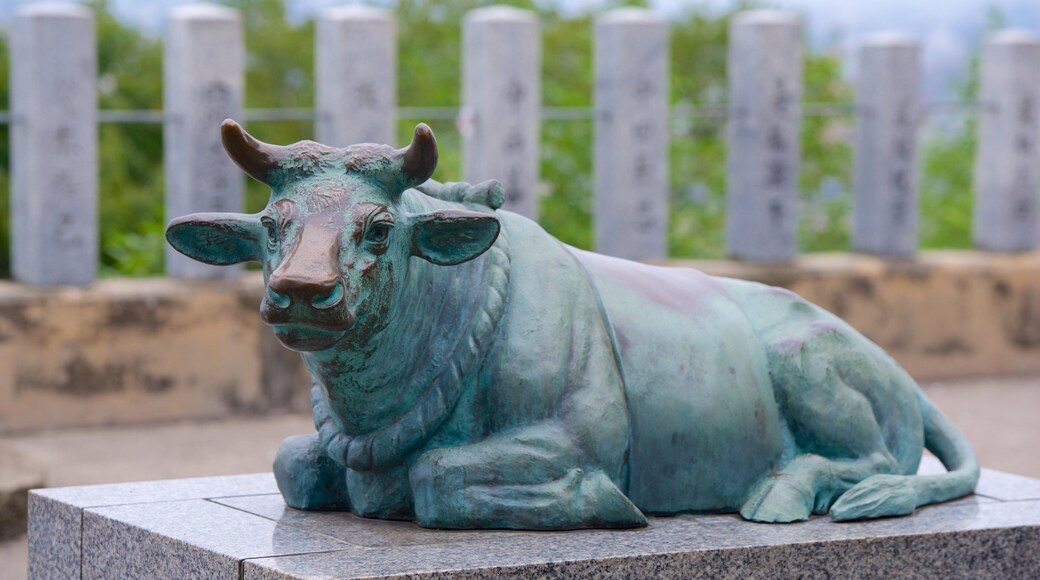 Kyushu et Okinawa montrant statue ou sculpture