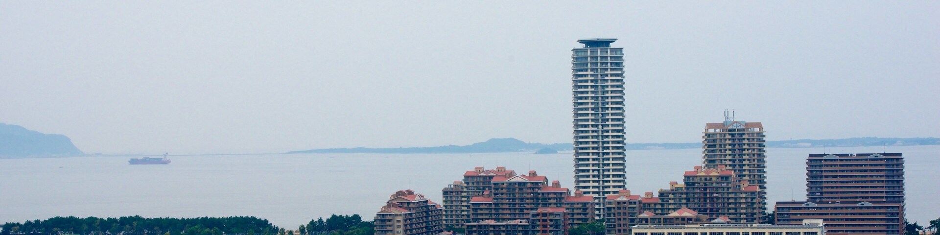 Kyushu e Okinawa caracterizando paisagens litorâneas e uma cidade