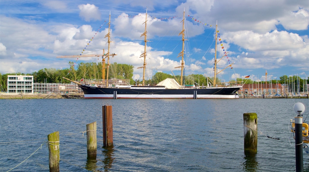 Travemuende showing heritage elements and a bay or harbour