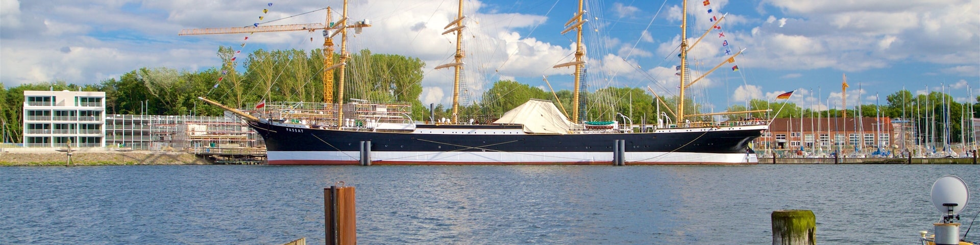 Travemuende montrant patrimoine historique et baie ou port