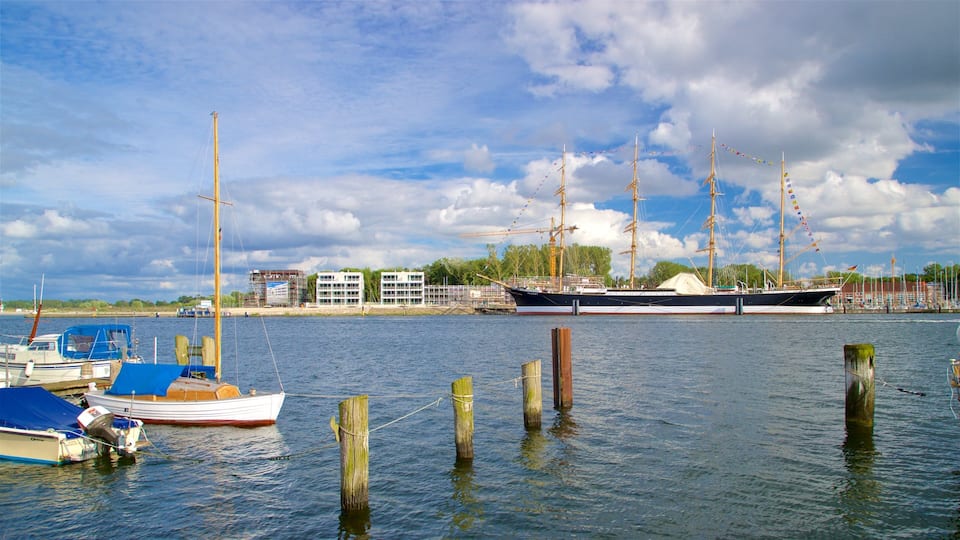 Travemünde caracterizando elementos de patrimônio e uma baía ou porto