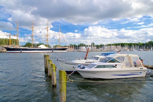 Travemuende mettant en vedette baie ou port
