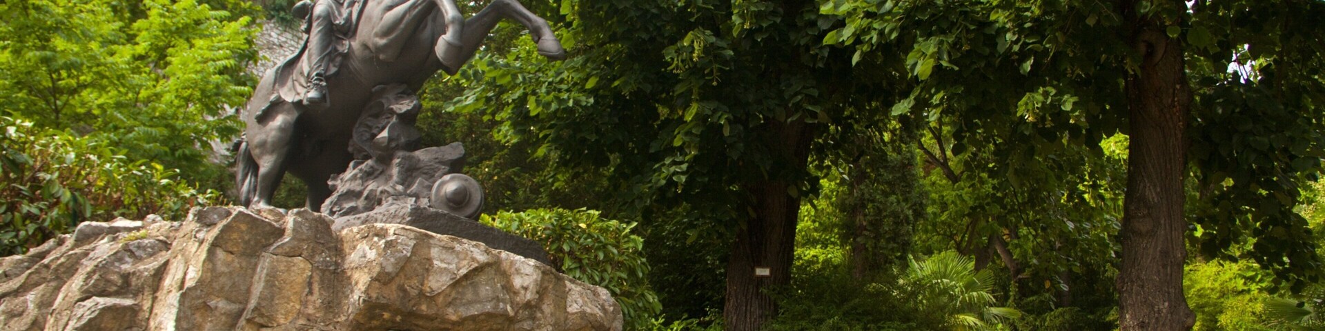 Grenoble mostrando una estatua o escultura y un parque