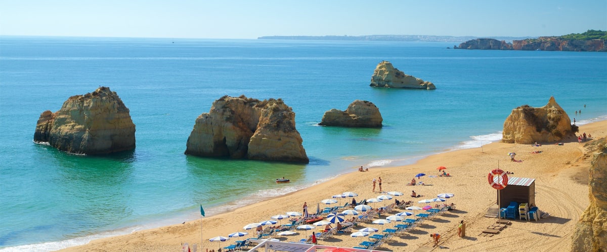 Portimao inclusief algemene kustgezichten en rotsachtige kustlijn en ook een klein groepje mensen